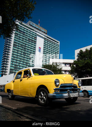 Oldtimer auf den Straßen von Havanna, Kuba vor der berühmten Habana Libre Hotel Stockfoto