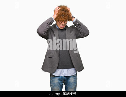 Junge gut aussehender Geschäftsmann mit Afro Brille Kopfschmerzen leiden, verzweifelte und betonte, weil Schmerz und Migräne. Hände auf den Kopf. Stockfoto