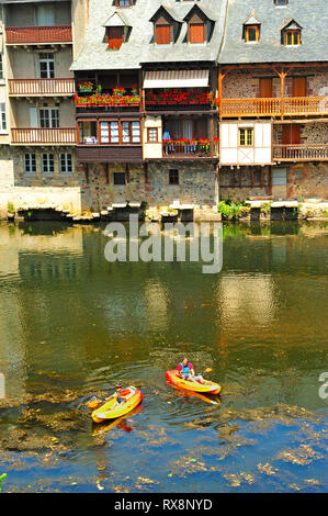 Kajakfahrer in Fluss Lot, Espalion, Aveyron Abteilung, Occitane, Frankreich Stockfoto