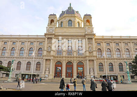 Wien, ÖSTERREICH - Januar 2019: Touristen, Kunsthistorisches Museum (Kunst Geschichte Museum) in Marie-Theresien Platz in Wien, Österreich Stockfoto