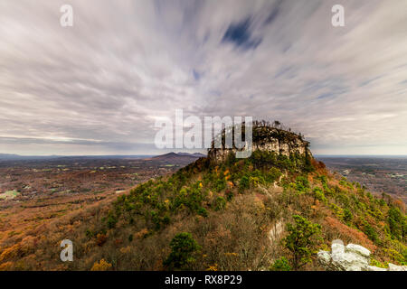 Dramatischer Himmel über dem Pilot Mountain in North Carolina Stockfoto