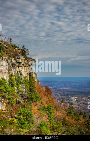 Dramatischer Himmel über dem Pilot Mountain in North Carolina Stockfoto