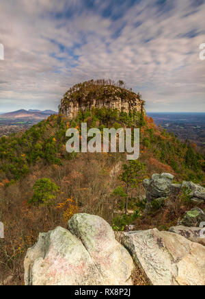 Dramatischer Himmel über dem Pilot Mountain in North Carolina Stockfoto