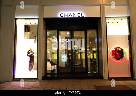 Wien, ÖSTERREICH - Januar 8, 2019: Nachtansicht von Chanel store in Wien, Österreich Stockfoto