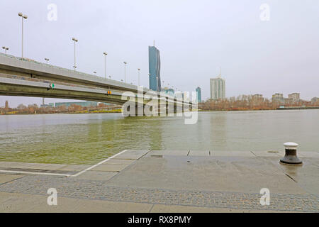 Wien, Österreich - 9. JANUAR 2019: Donau City oder Donaustadt, Wien, Österreich. Reichsbrücke Brücke mit Donau City, eine moderne Viertel wi Stockfoto