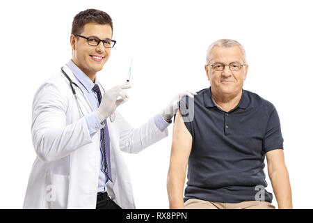 Junge männliche Arzt vorbereiten, einen Impfstoff für eine ausgereifte männlicher Patient auf weißem Hintergrund Stockfoto