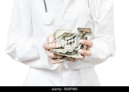 Arzt Hände im weißen Mantel mit einem Haufen zerknüllter Dollar auf weißem Hintergrund Stockfoto