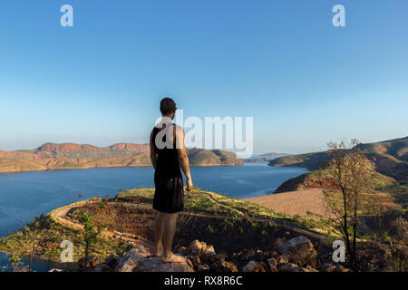 Junger Mann enyoing Blick über Lake Argyle. Westaustraliens größtes Man-made Behälter Volumen. in der Nähe der East Kimberley Stadt Ku Stockfoto