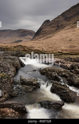 Wasserfall auf dem Weg zu Loch Etive, Schottland Stockfoto