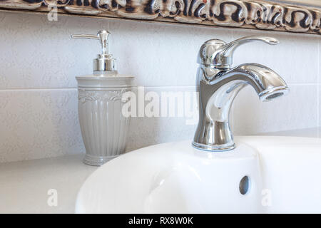 Chrom Wasserhahn am Waschbecken fließendes Wasser Stockfoto, Bild