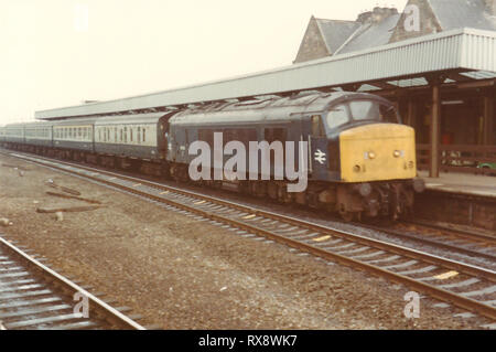 Klasse 46 46045 kommt an Durham schleppen die0922 Newcastle-Liverpool Lime Street am 3. Dezember 1983. Stockfoto