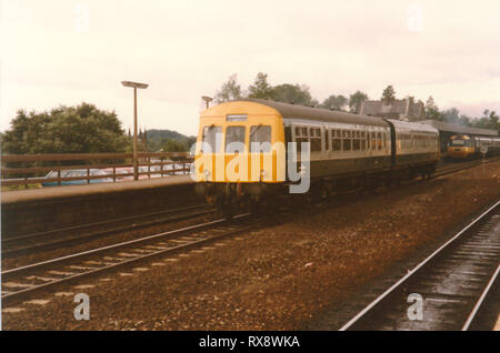 Eine Klasse 101 (53221/54052) fließt durch Durham Station in Richtung Newcastle am 28. Juli 1984 Stockfoto
