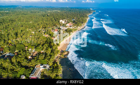 Antenne. Blick auf den Strand in Unawatuna, Sri Lanka. Stockfoto