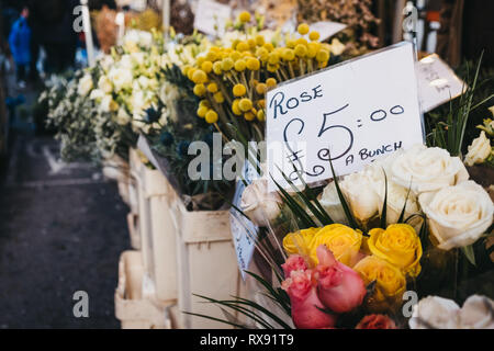 Blumensträuße Rosen zum Verkauf auf einen Markt. Stockfoto