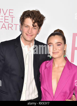 WESTWOOD, CA - MÄRZ 07: Brett Dier (L) und Haley Lu Richardson an der Premiere von lionsgate's 'fünf Fuß Apart' bei Fox Bruin Theater am 07. März Stockfoto