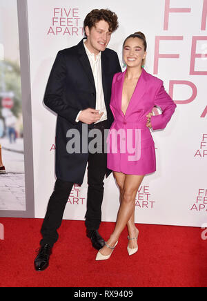 WESTWOOD, CA - MÄRZ 07: Brett Dier (L) und Haley Lu Richardson an der Premiere von lionsgate's 'fünf Fuß Apart' bei Fox Bruin Theater am 07. März Stockfoto