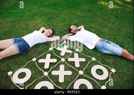 Freunde Erholung und Freizeit Tic-tac-toe. Spiel auf grünem Gras Stockfoto