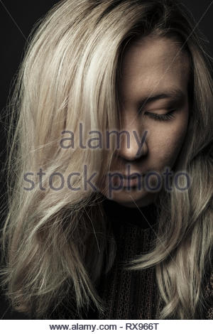 Close up Portrait schöne junge Frau mit blondem Haar nach unten schauen.