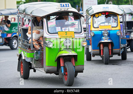 Bangkok, Thailand: Viele bunte Tuk-Tuk Fahrzeuge, von dem übrigen Datenverkehr isoliert, im täglichen Berufsverkehr im City Center Stockfoto