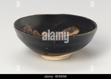 Schüssel mit Kalligraphischen Strichen. China. Datum: 1100-1399. Abmessungen: H 4,7 cm (1 7/8 in.); Durchm. 11,5 cm (4 9/16 in.). Jizhou ware; Hellgrau Steinzeug mit dunklen braunen Glasur und Malerei in gebrannte Glasur noch mal überglasieren Buff. Herkunft: China. Museum: Das Chicago Art Institute. Stockfoto