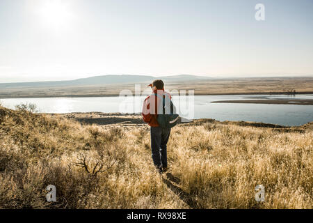 Ein Mann Wanderungen in Richtung nur frei fließenden Teil des Columbia River im Osten Washington in der Nähe von Hanford Reach, USA. Stockfoto