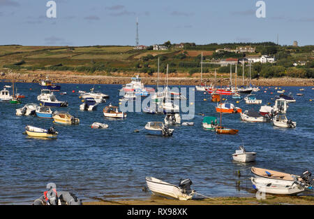 Der Hafen von Hugh Town auf der St Mary's, Isles of Scilly, voller angelegten Boote in der Abendsonne. Stockfoto