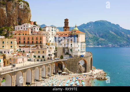 Atrani atemberaubende Dorf überragt das Meer Küste von Amalfi, Italien Stockfoto