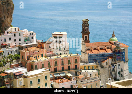 Atrani atemberaubende Dorf überragt das Meer Küste von Amalfi, Italien Stockfoto