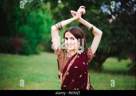 Indisches Mädchen mit orientalischen Schmuck und Make-up Henna angewendet. Brunette hinduistische Modell Mädchen mit indischen Juwelen Stockfoto