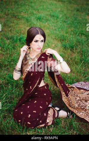 Indisches Mädchen mit orientalischen Schmuck und Make-up Henna angewendet. Brunette hinduistische Modell Mädchen mit indischen Juwelen Stockfoto