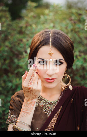 Mehendi auf die Hände der Mädchen, Frau Hände mit braunen Mehndi tattoo. Die Hände der indischen Braut Mädchen mit braun Henna Tattoos Stockfoto