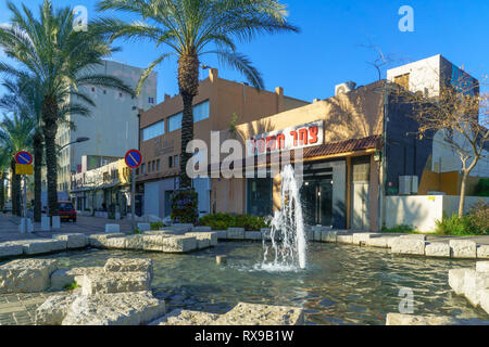 Haifa, Israel - 06. März 2019: Szene von Ha-Namal Street, mit lokalen Unternehmen, Einheimische und Besucher, in der Innenstadt von Haifa, Israel Stockfoto