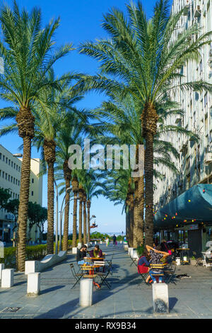 Haifa, Israel - 06. März 2019: Szene von shaar Palmer Street, mit lokalen Unternehmen, Einheimische und Besucher, in der Innenstadt von Haifa, Israel Stockfoto