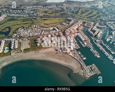 Antenne drone Punkt Panorama von Almerimar Stadtbild, Gewächshäuser, Anker nautische Schiffe in den Hafen, die Küste Sandstrand, Gemeinde E Stockfoto