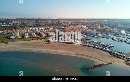 Antenne Drohne anzeigen Fotografie Almerimar Stadtbild, leeren Strand sandigen Küste, nautische Schiffe im Hafen Marina Resort günstig, grünes Wasser Stockfoto