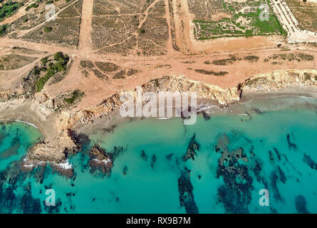 Antenne Weitwinkelaufnahme drone Fotografie grünen ruhigen Wasser türkis Lagoon Bay Mittelmeer keine Menschen, trockene trockene Länder, felsigen Küste Stockfoto