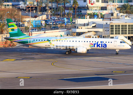 Eilat, Israel - 24. Februar 2019: Arkia Embraer ERJ-195 AR am alten Eilat International Airport. Stockfoto