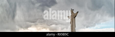 Luftbild Drohne der Seitenansicht Statue von Christus auf einem monteagudo Schloss Festung von Murcia, Moody Hurrikan windigen Wetter, düster Bewölkt Stockfoto