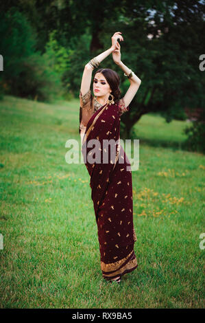 Indisches Mädchen mit orientalischen Schmuck und Make-up Henna angewendet. Brunette hinduistische Modell Mädchen mit indischen Juwelen Stockfoto