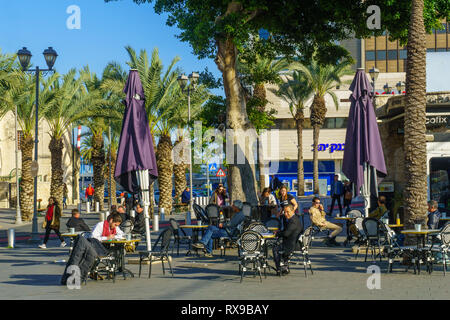 Haifa, Israel - 06. März 2019: Tatort Paris Square, mit lokalen Unternehmen, Einheimische und Besucher, in der Innenstadt von Haifa, Israel Stockfoto