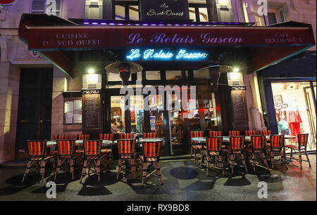 Das Cafe Le Relais Gascon ist ein Cafe in der Montmartre an regnerischen Nacht, Paris, Frankreich. Stockfoto