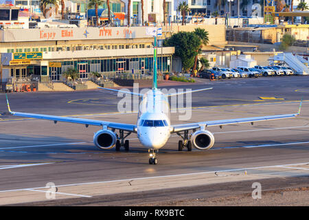 Eilat, Israel - 24. Februar 2019: Arkia Embraer ERJ-195 AR am alten Eilat International Airport. Stockfoto