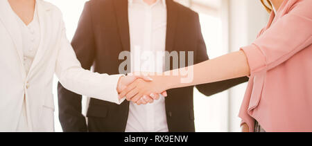 Handshake Geschäftskonzept. Business woman Hände schütteln im Amt. Stockfoto