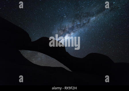 Rock arch Silhouette an der Spitzkoppe, Namibia. Stockfoto