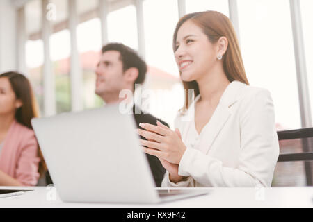 Happy business Leute klatschen in die Hände, Gratulation und Anerkennung Konzepte Stockfoto