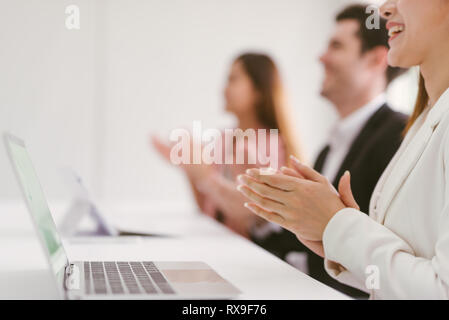 Geschäft Leute klatschen in die Hände, Gratulation und Anerkennung Konzepte Stockfoto