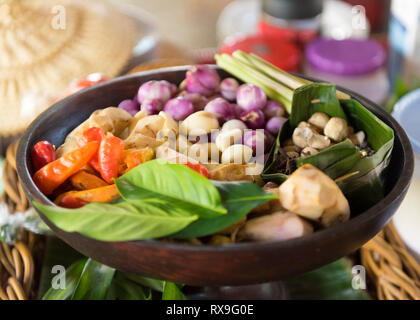 Hohe Betrachtungswinkel von verschiedenen Zutaten in der Schüssel auf dem Tisch Stockfoto