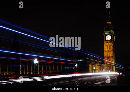 Leichte Wanderwege auf die Westminster Bridge gegen Himmel bei Nacht Stockfoto