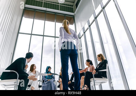 Geschäftsfrau Lautsprecher, einen Vortrag an der Konferenz. Publikum im Konferenzraum. Stockfoto