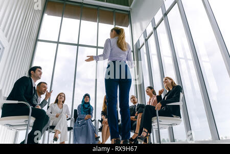 Geschäftsfrau Lautsprecher, einen Vortrag an der Konferenz. Publikum im Konferenzraum. Stockfoto